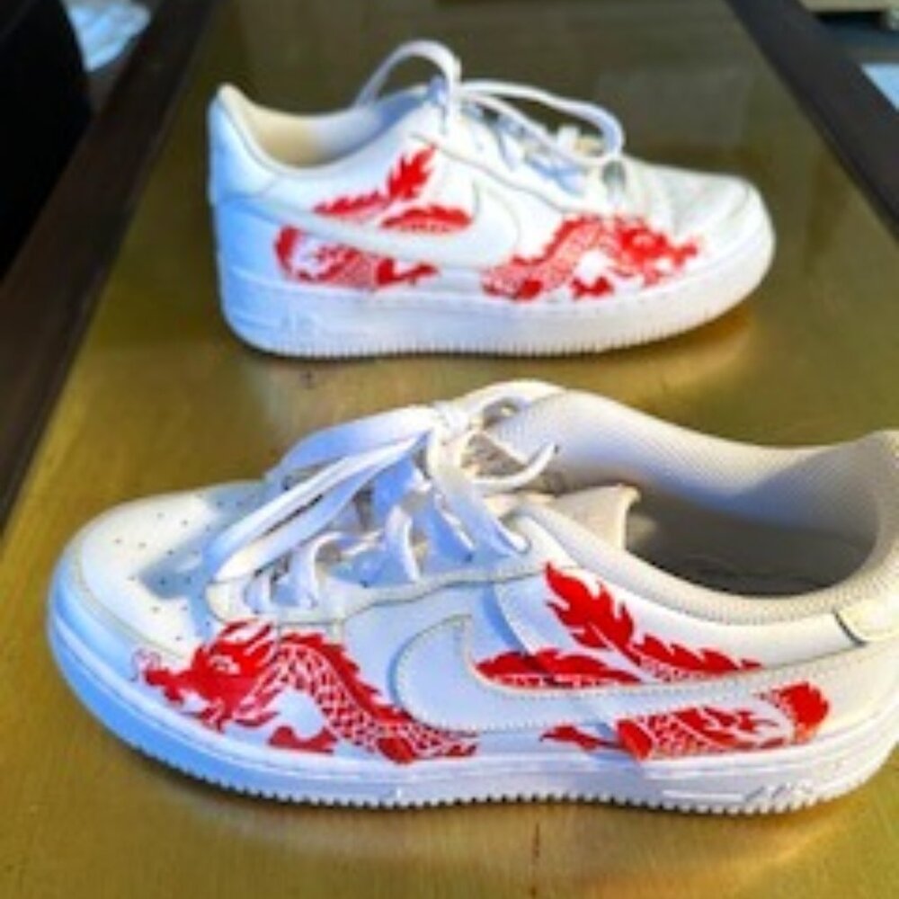 WOMEN'S NIKE AIR FORCE 1 RED DRAGON LOW TOP SNEAKERS. SIZE 39/9